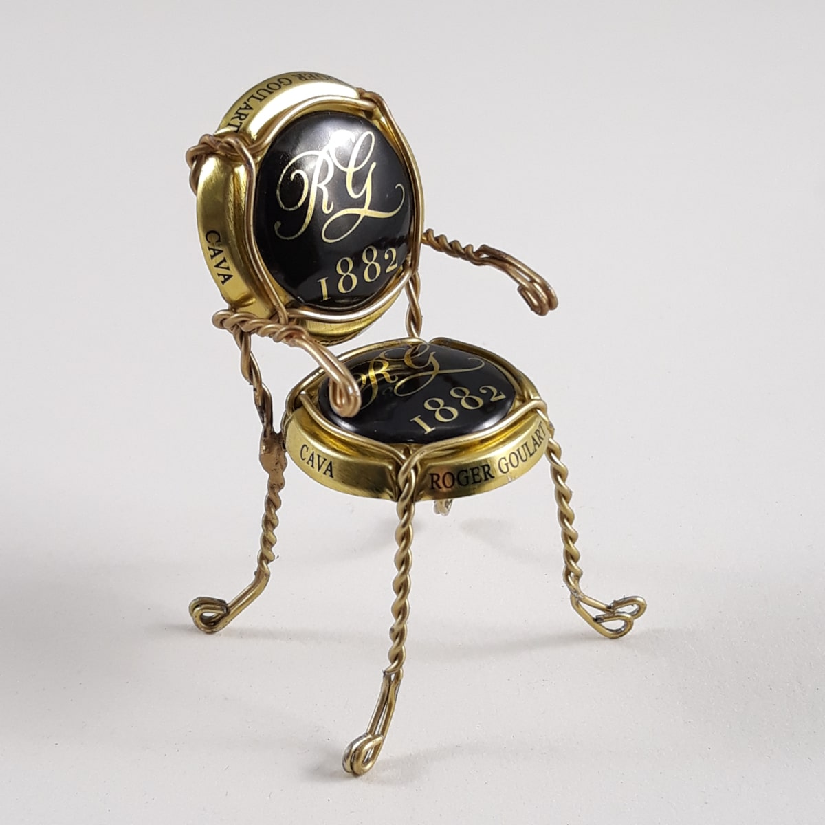 Silla Miniatura Artesanal Placas de Cava Roger Goulart Dorada