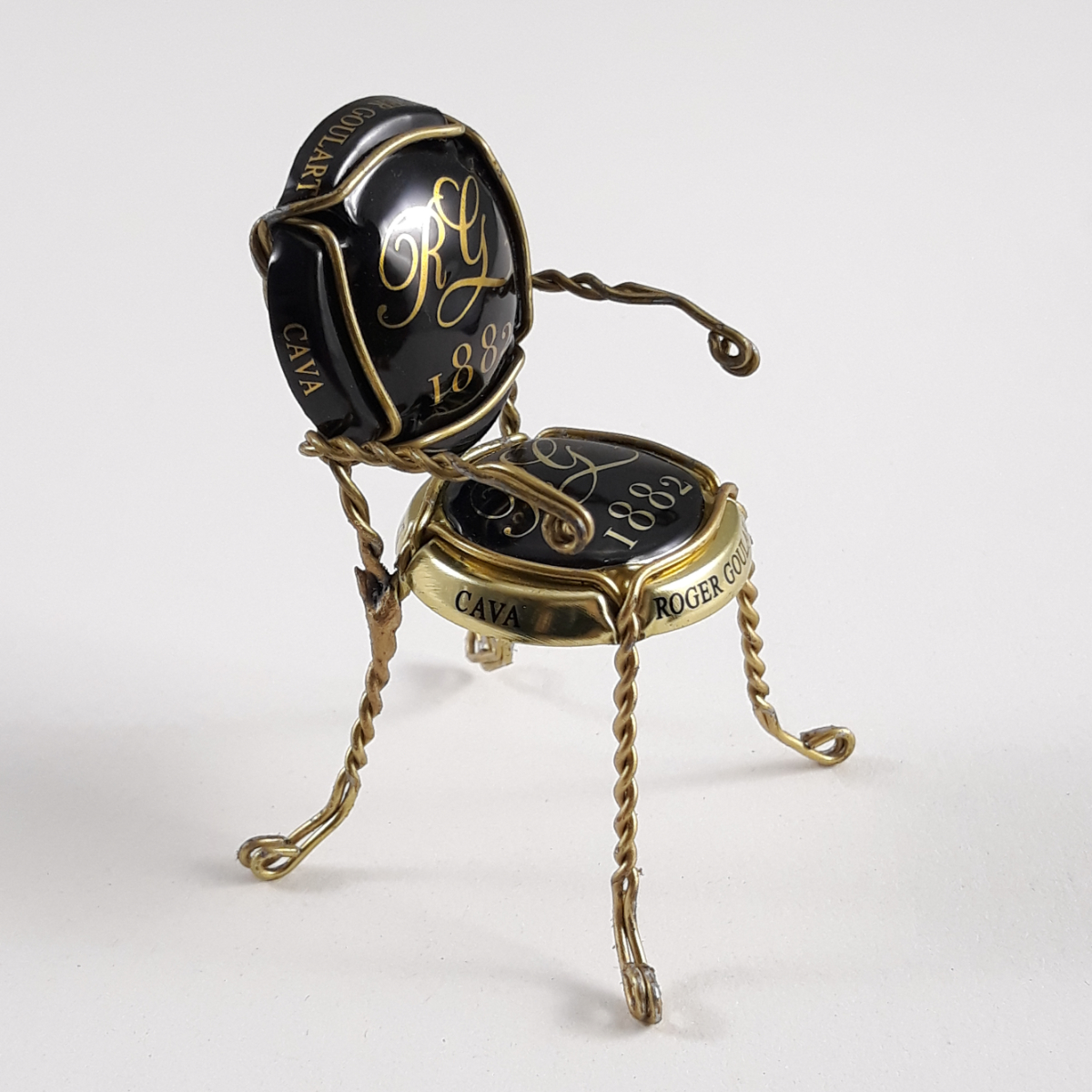 Silla Miniatura Artesanal Placas de Cava Roger Goulart Negra y Dorada